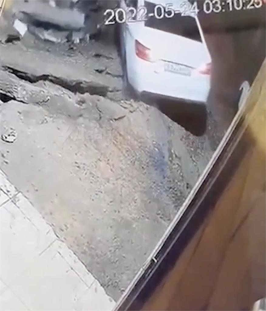 道路突崩塌！駕駛人車墜天坑　一棟房子隨後砸落下來