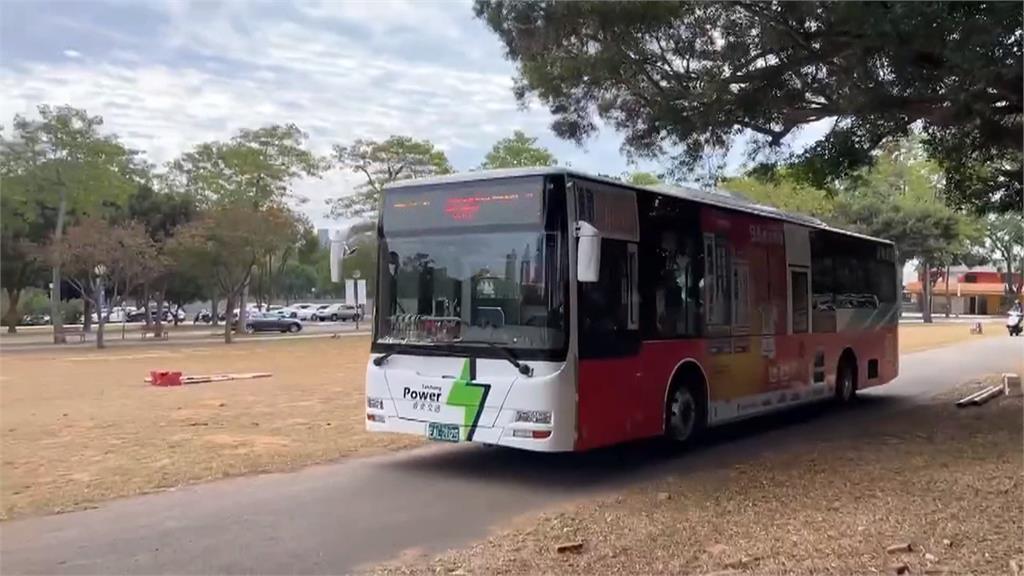 東海大學接駁車搖身變"耶誕公車" 學生驚呼:超用心