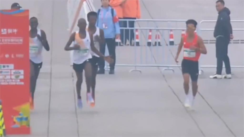 「伴程」馬拉松？　北京半馬賽3非洲跑者護送中國選手奪冠