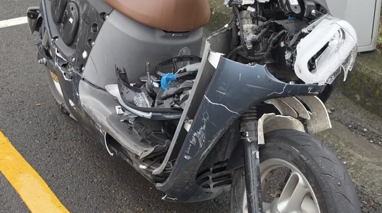 南投休旅車「切西瓜」猛撞輾機車 驚險!騎士側身翻滾輕傷警方查緝