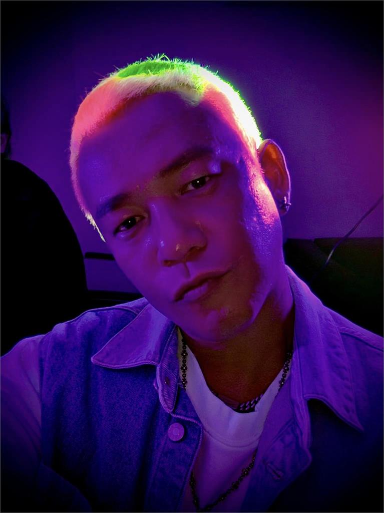 頂上自帶光芒!阿Ben染「超狂髮色」讓徐小可看傻眼:晚上怎麼睡?