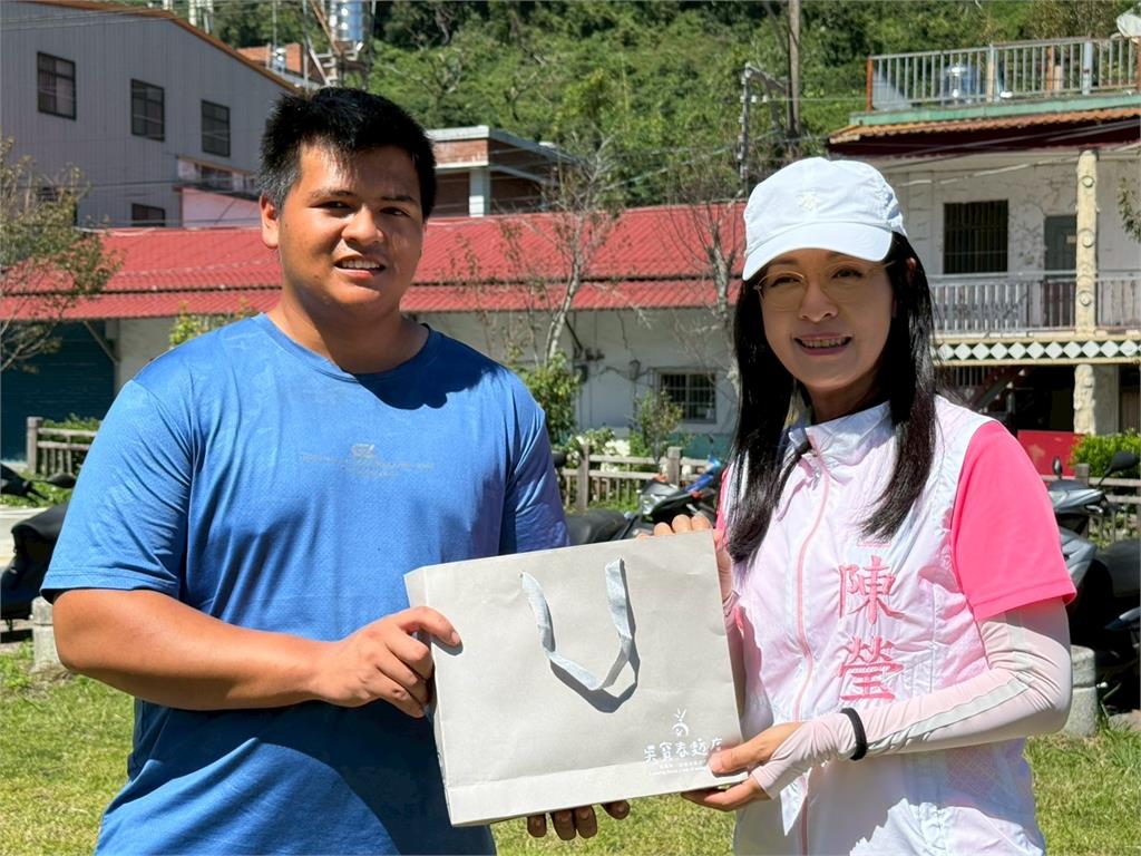 中秋送暖進災區 立委陳瑩攜手企業捐贈月餅雞精