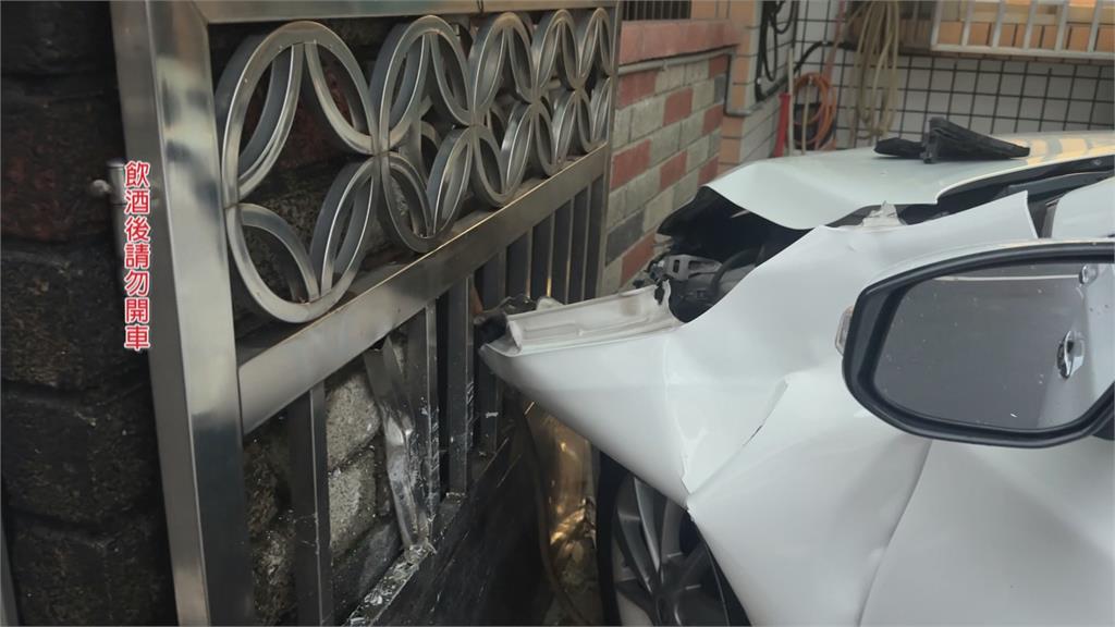 酒駕釀禍！２轎車巷弄路口擦撞　１車失控撞進民宅