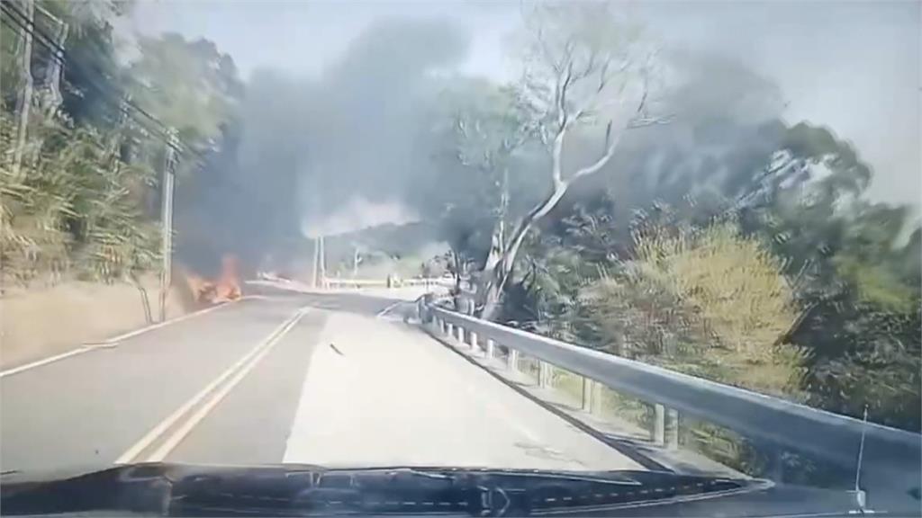 驚悚火燒車! 疑為閃動物自撞 轎車瞬間陷火海