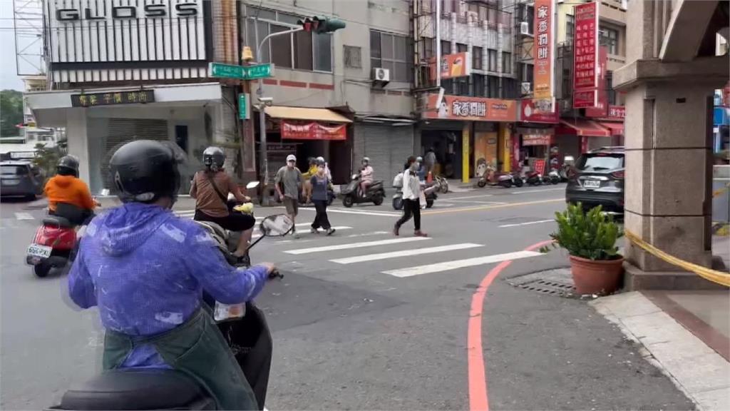 休旅車轉彎切西瓜險撞行人 駕駛沒道歉竟還開窗飆罵引公憤