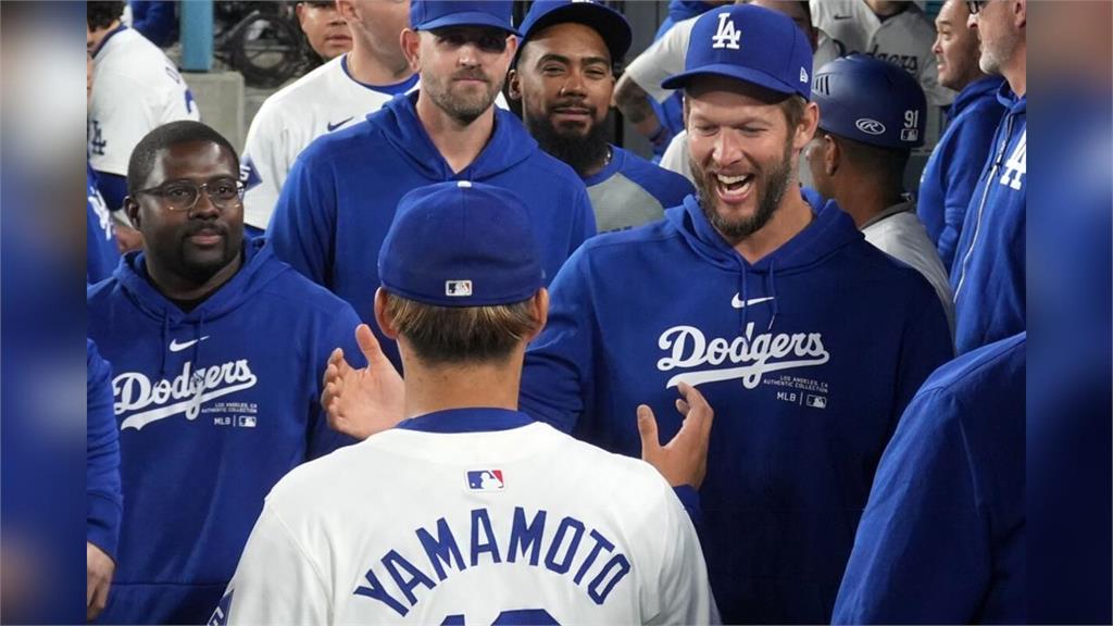 MLB(影)／「史上最暖擁抱」！柯蕭緊抱山本由伸　球迷：可以出相片海報嗎