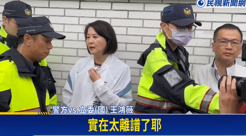 男員警遭黃國昌架脖子!昔被迫「鞠躬道歉王鴻薇」疑同1人…網驚:也太倒霉