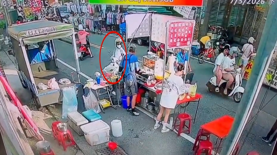 台南機車倒下撞擊夜市攤販瓦斯桶！　「瞬間起火」兩人燒燙傷急送醫