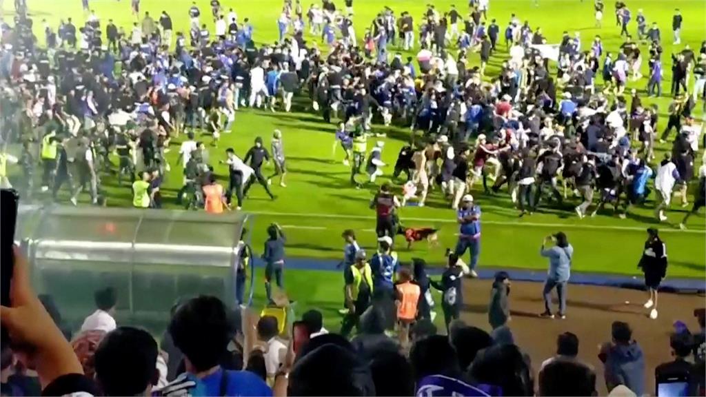 印尼足球賽「人踩人」釀130死！遭爆超賣4千張門票　總統下令調查