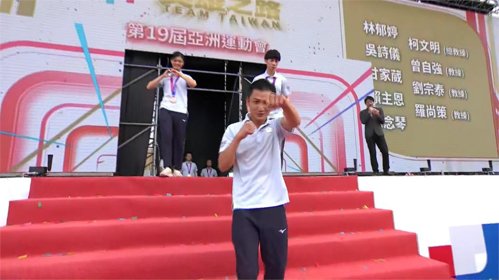「台灣之光」國慶大典壓軸登場　楊勇緯等亞運選手接受民眾歡呼