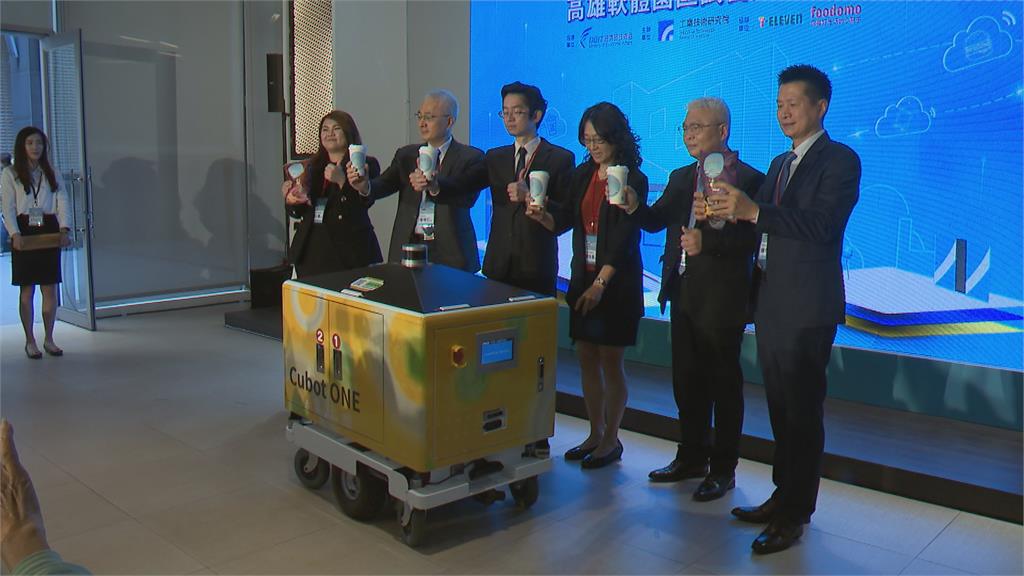 全台首個機器人外送員 搭電梯跨樓層送餐OK