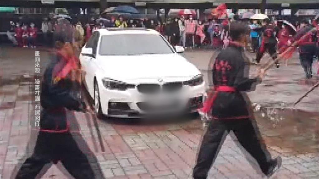 宋江陣表演場地被臨時停車 圍繞轎車表演如「祭改」現場