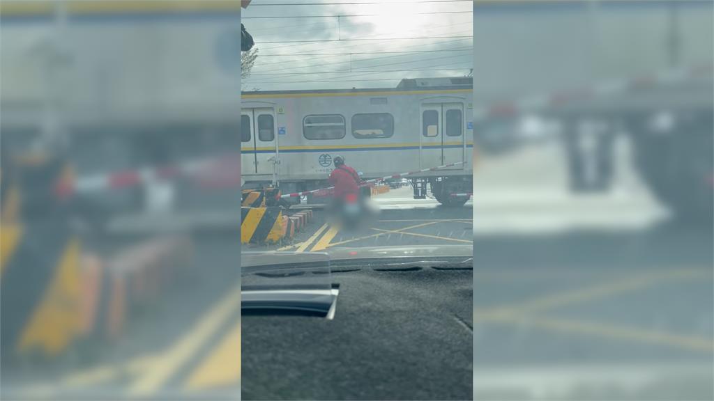 衝撞遮斷桿7次！台南騎士平交道戲弄火車　嚇到司機鳴笛警告