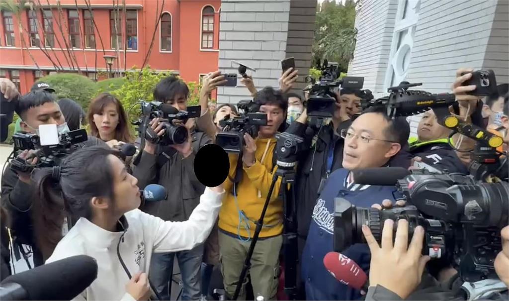 小朋友「看電視有人比中指」竟模仿!徐巧芯遭轟「最壞示範」:殘害下一代