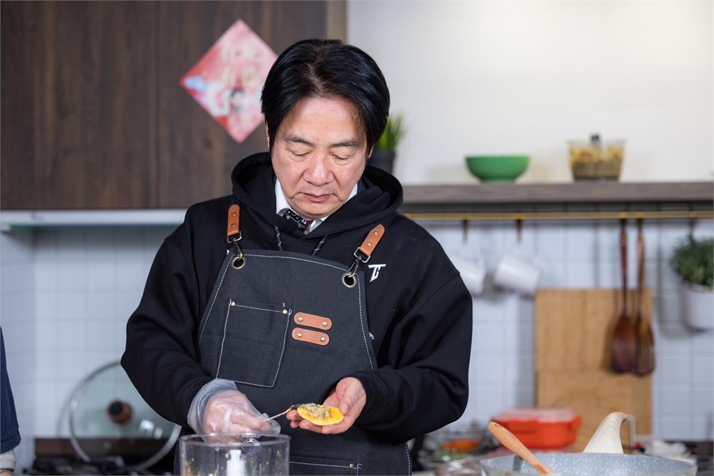 快新聞/斑斑、Murphy超幸福 賴清德親製「寵物年菜」陪毛孩迎新年