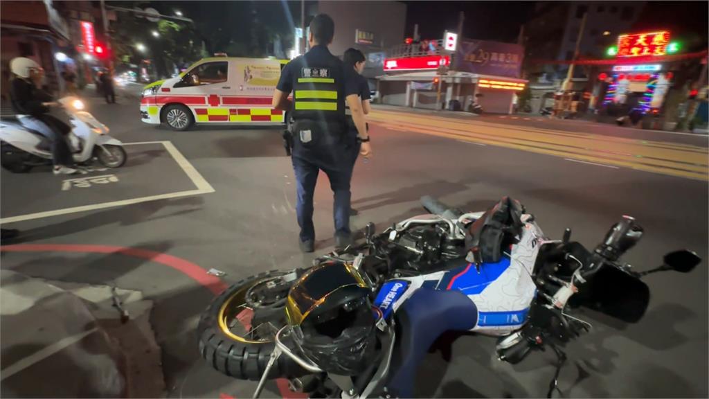 疑未注意到救護車鳴笛！　救護車遭重機騎士攔腰衝撞