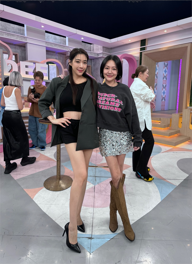 依依與小S同框秀絕美長腿照!魅力穿搭引熱議:美到沒天理