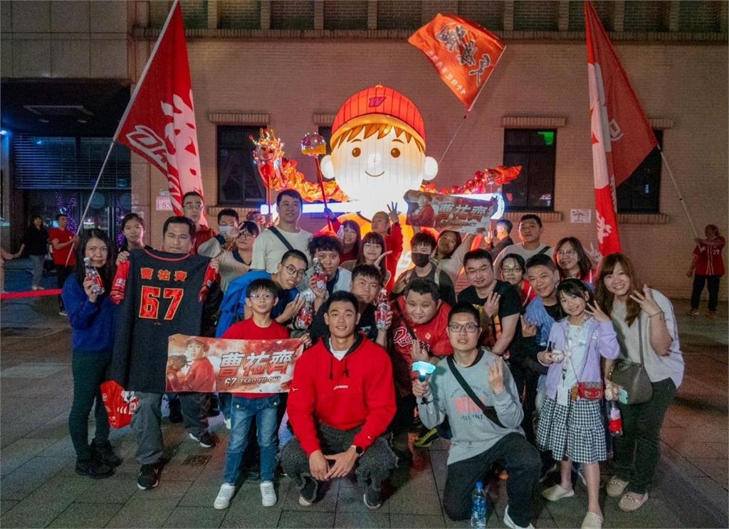 棒球熱潮再起！味全龍《奔龍而上》人氣湧現　小龍女馬妹現身燈節現場