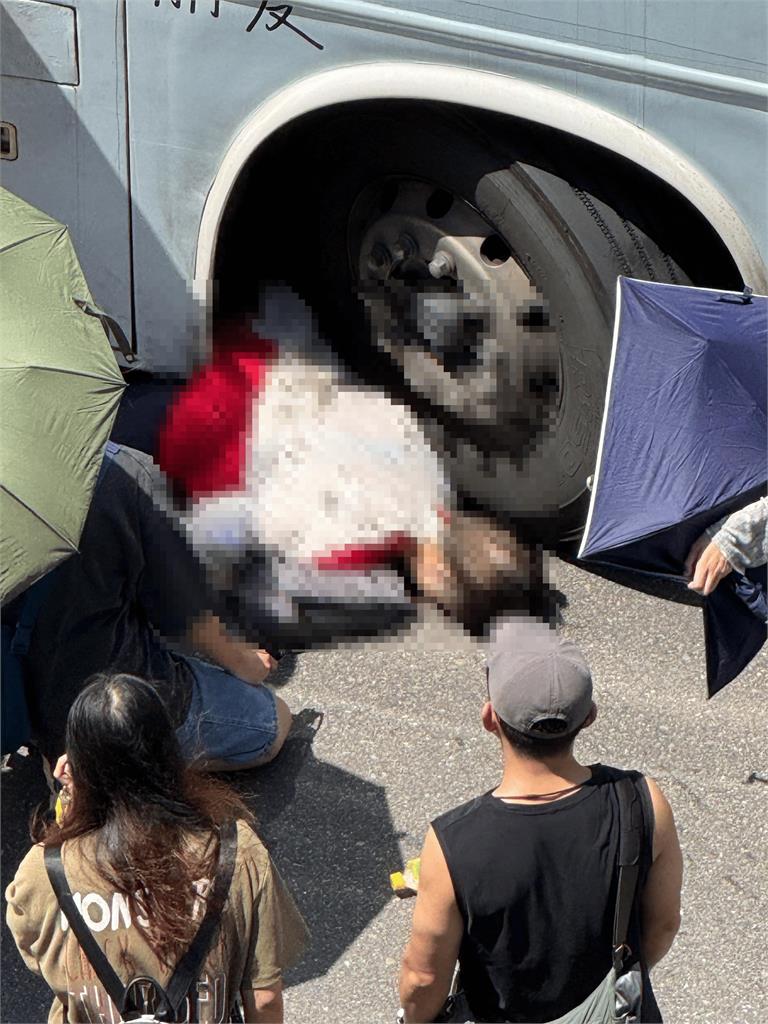 快新聞／台中國光客運右轉輾人！新加坡女子遭捲巨輪下　驚悚畫面曝光
