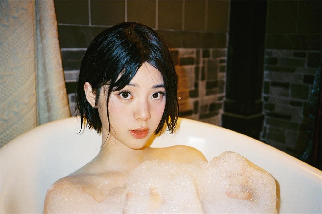 歐陽娜娜新作太犧牲?破尺度上空入浴「泡泡全失蹤」粉摀臉:這能看嗎?