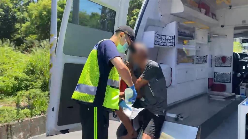 台東爸爸載2幼女不慎自撞燈桿 3歲童「險拋飛」遭車窗夾住