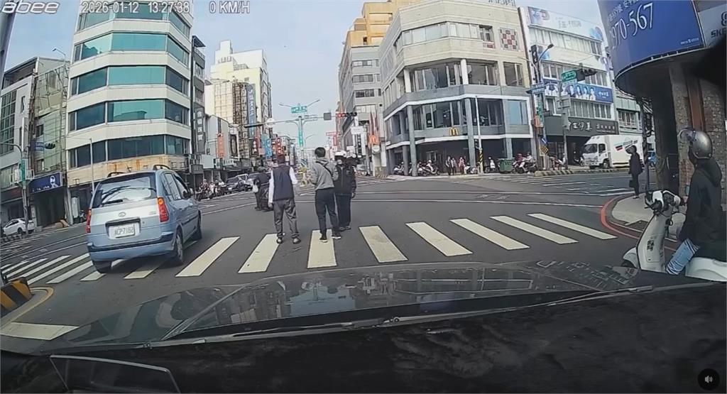 台南女騎士撞完轎車「起身就落跑」 遭撞駕駛看傻眼