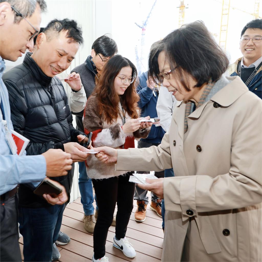 蔡英文「霸總黑風衣」沒了!飛德國「造型大爆改」網尖叫:這麼帥的嗎?