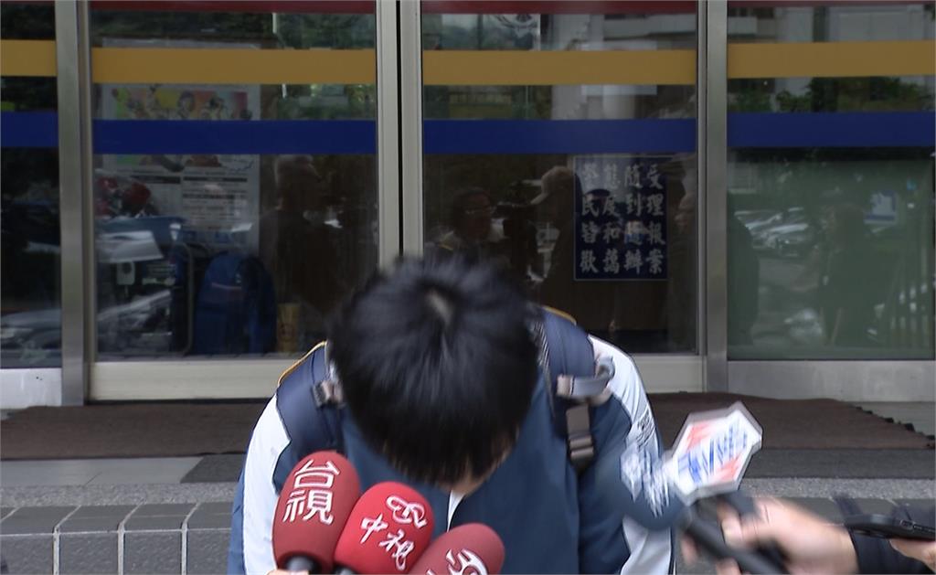 快新聞/認了蹭熱度! 培根信義區撒玩具鈔:對不起做了不成熟且無聊的舉動