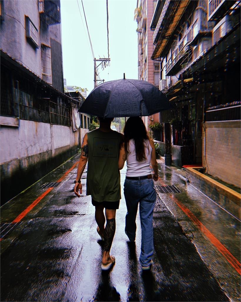 茄子蛋主唱阿斌「正式升格人夫」宣布結婚!曬愛妻背影甜喊:我愛老婆
