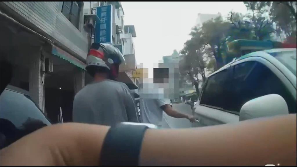 酒後起糾紛拿刀當街對峙 巡邏車經過嫌犯嚇跑