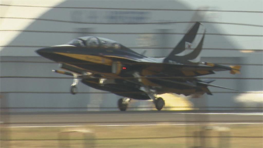超醒目！韓國「黑鷹教練機」特技隊　過境小港機場　軍事迷拍英姿