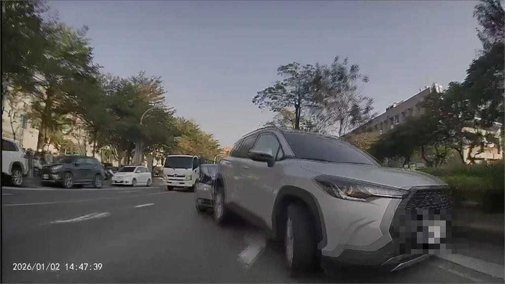 台南連環車禍！　轎車疑「煞車不及」追撞前車釀7車撞成一團