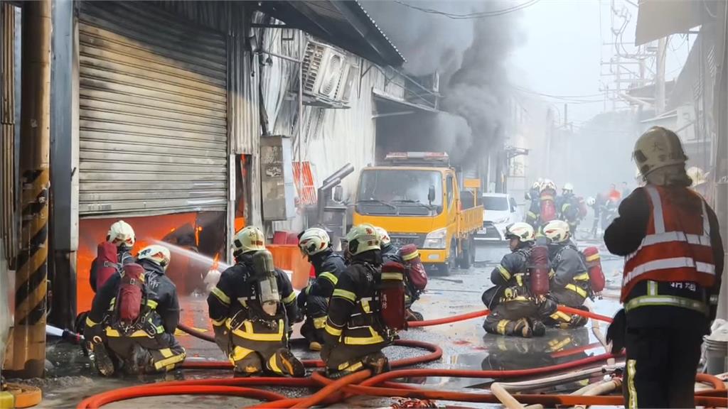 板橋工廠火警濃煙竄天　延燒3間鐵皮屋伴隨爆炸聲