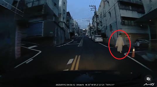 清晨開車驚見「白袍無頭路人」詭異畫面瘋傳！他
