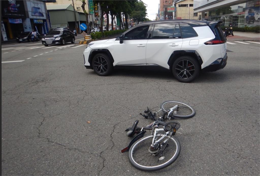 暑假提前結束　台中少年騎車鬼切轉彎　挨撞噴飛摔地　多處擦挫傷