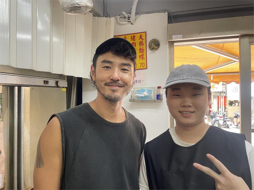 牛雜湯店「落腮鬍帥大叔」超搶眼！竟是阮經天　一票網洗版：時間差不多嘍