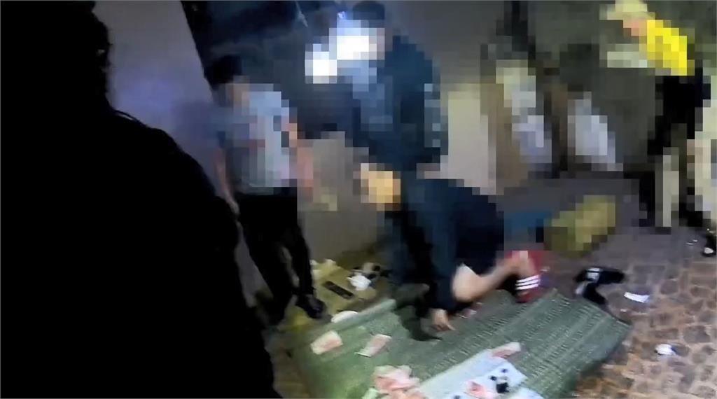 越南「色碟」賭場藏身空屋 桃警深夜出擊連逮15人