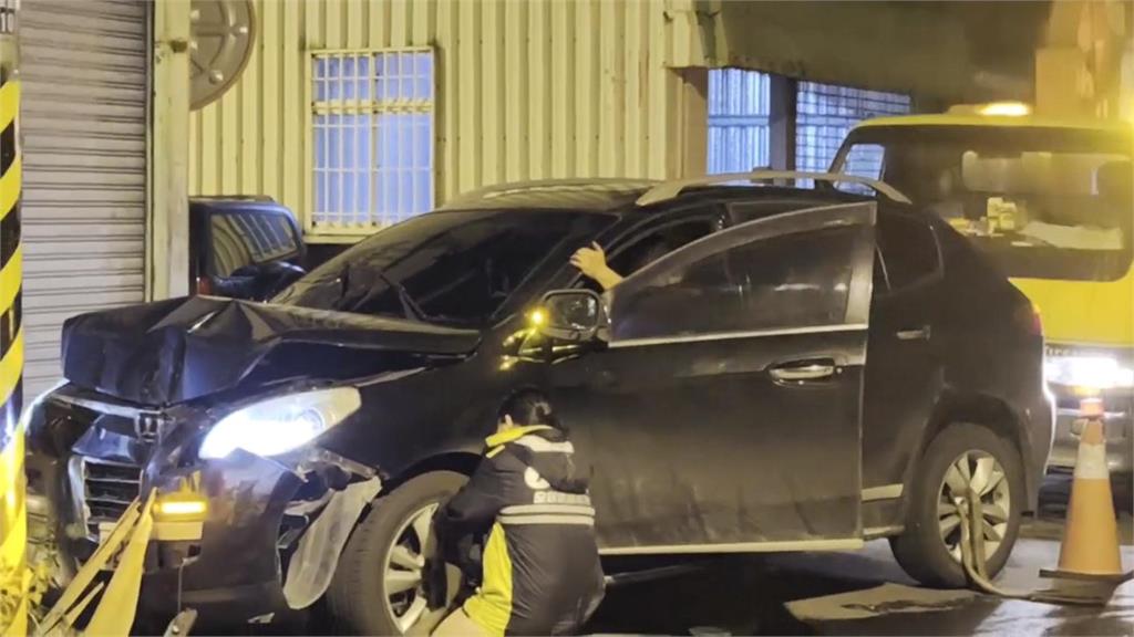 花蓮男毒駕上路狂飆! //連撞路邊轎車、電桿才停下