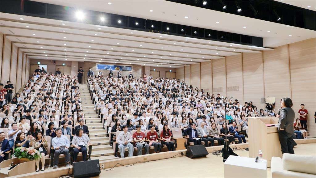 蔡英文北醫演講被學生包圍求合照　隨扈急喊「1句」她投降：冷靜點！我拍就是了