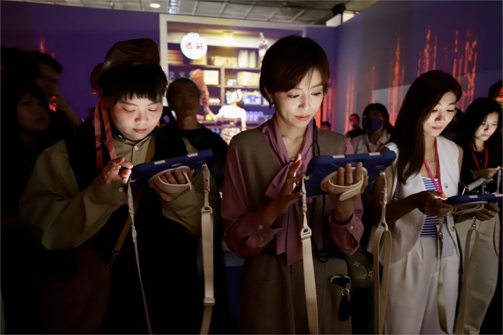 國家記憶「潮」起來！王瞳、宮美樂驚呼國家檔案館：「原來歷史好好玩 」