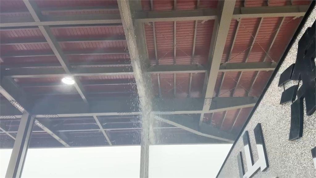 斥資千萬「風雨球場」竟漏水　鄉長盃比賽一度暫停　球員幫忙掃水