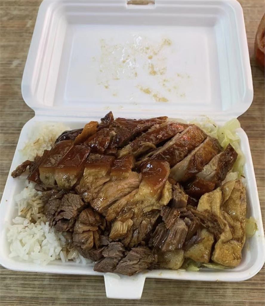 廣東「豬腳飯燒鵝」賣$110！網見「肉多到炸出」嚇歪：台灣絕對300起跳