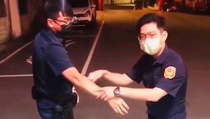 街頭遇到「這類持刀者」一定要跑!警方示範影片曝光:出手動脈就會破