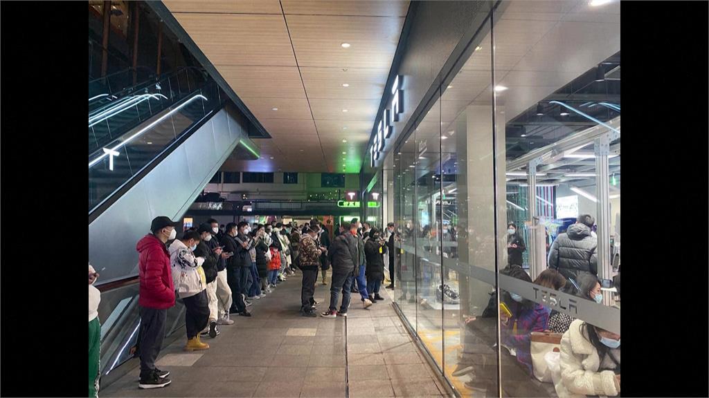 特斯拉閃電降價!中國車主現賠20萬 群聚抗議「退錢」副總裁急滅火