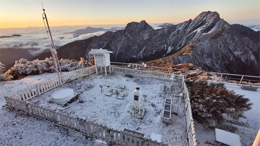 快新聞／玉山降雪！陽光照耀銀白世界　清晨低溫僅零下8.9度