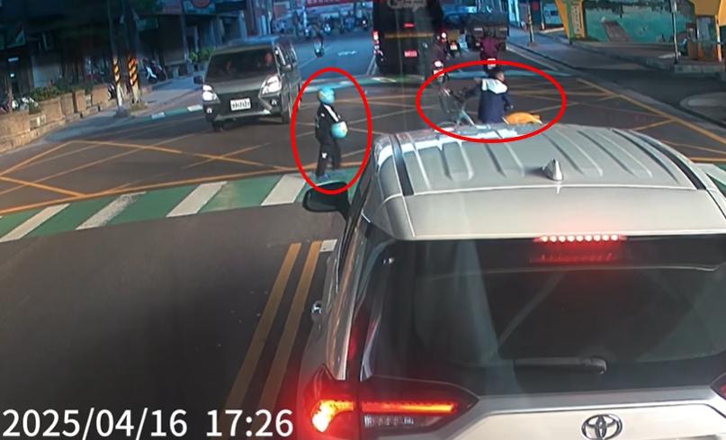2童過馬路「舉手30秒求停讓」遭10車無視!無奈返回人行道 畫面惹怒全網