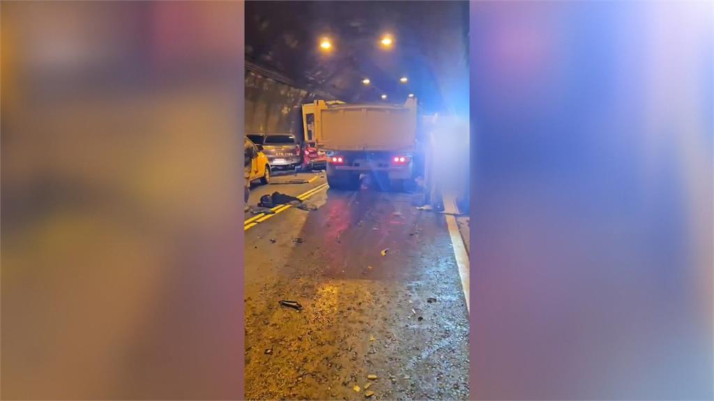 驚悚！　砂石車行車紀錄器　直衝隧道撞17車釀1死