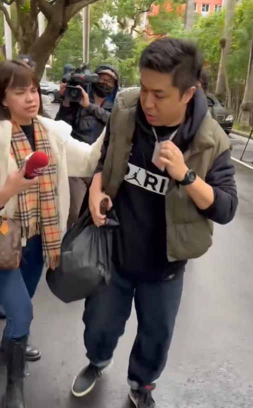 徐巧芯助理被警攔下「記者助脫身」!全網罵爆電視台「驚人連坐懲處曝」