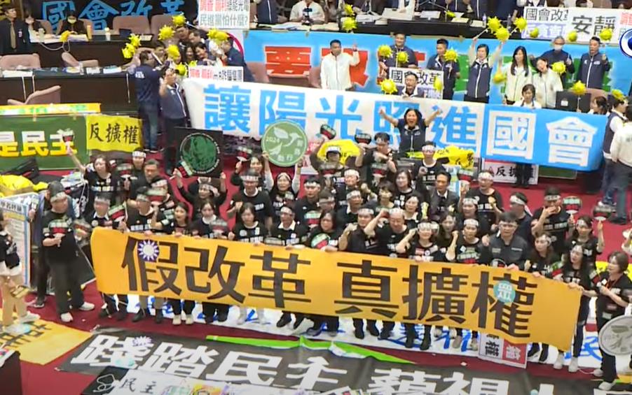 快新聞/國會擴權法將闖關三讀!綠委丟三色氣球抗議 藍委發太陽挨酸病毒