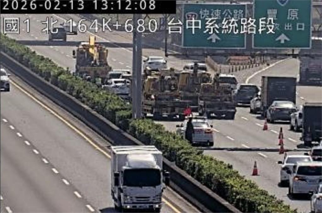 最新／國1回堵8公里！5車追撞釀6傷　小貨車「歪一邊」畫面曝光